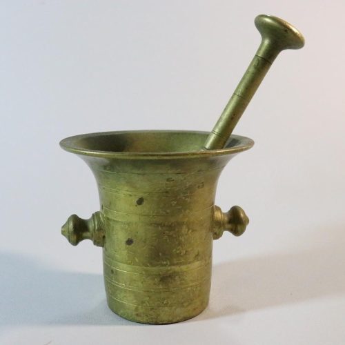 MORTEL I MÄSSING med stöt, märkt "5"; 18/1900-tal