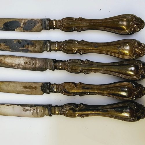 Charmigt set med 5 antika knivar i nysilver och dekorativa handtag