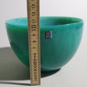 Skål i konstglas – Eva Englund, "Malakit", Pukeberg Glasbruk