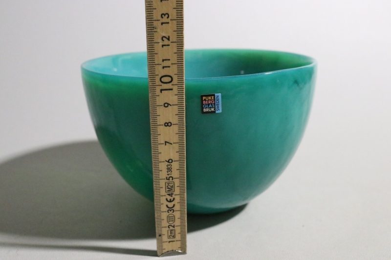 Skål i konstglas – Eva Englund, "Malakit", Pukeberg Glasbruk