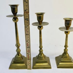Set med tre mässingsljusstakar - Klassisk elegans