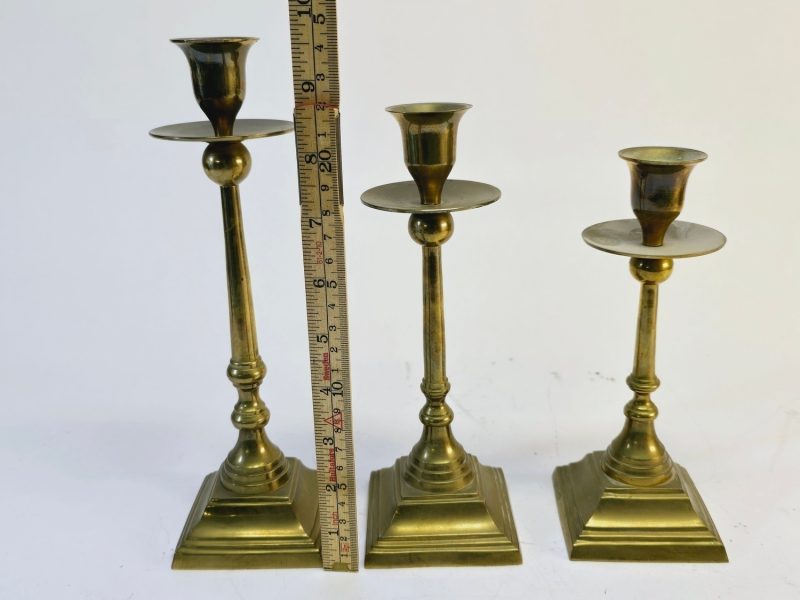 Set med tre mässingsljusstakar - Klassisk elegans