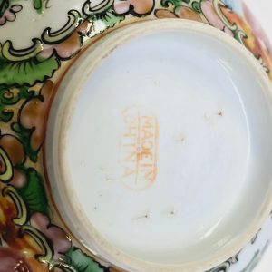 Antik kinesisk skål i klassisk Rose Medallion-stil