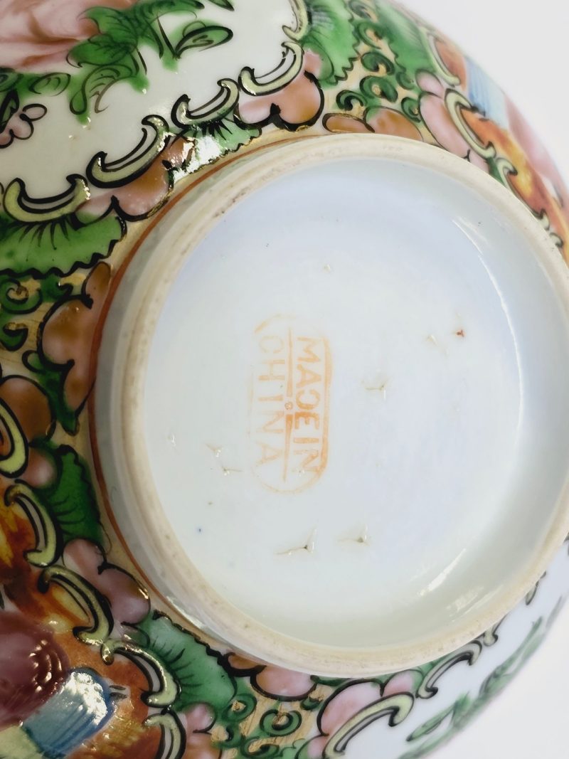 Antik kinesisk skål i klassisk Rose Medallion-stil