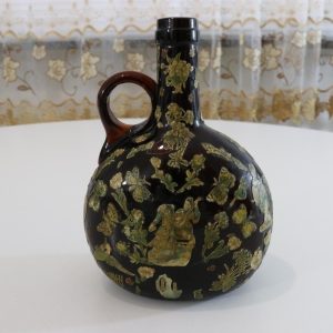 Flaska i rött glas med orientalisk dekor, 1800-tal