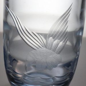 Vas i blåtonat glas, graverad med en fågel, troligen Hovmantorp nya glasbruk