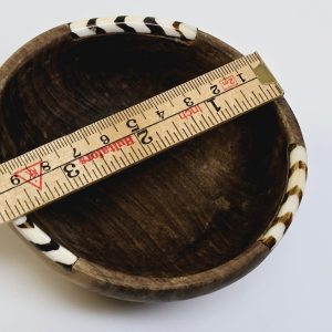 Handgjord Träskål med Dekorativa Detaljer - 10 cm i Diameter