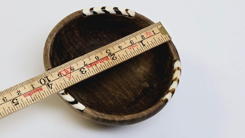 Handgjord Träskål med Dekorativa Detaljer - 10 cm i Diameter