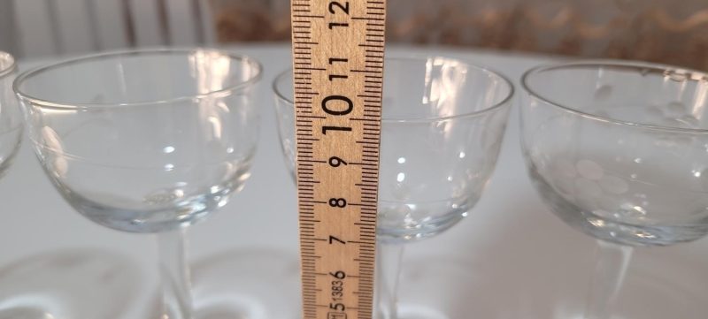 8 st, glas med etsad dekor