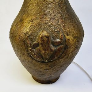 Unik bordslampa i bronsliknande design med figural relief - 25 cm