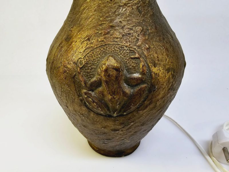 Unik bordslampa i bronsliknande design med figural relief - 25 cm