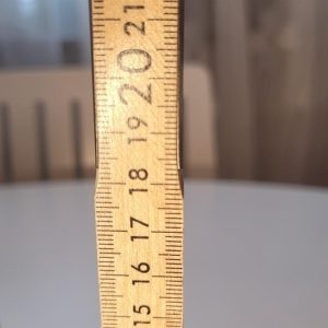Svan i glas med uppspärrade vingar och vackert krökt hals