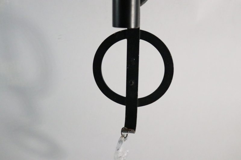 Väggljusstake, svart metall med glasprisma