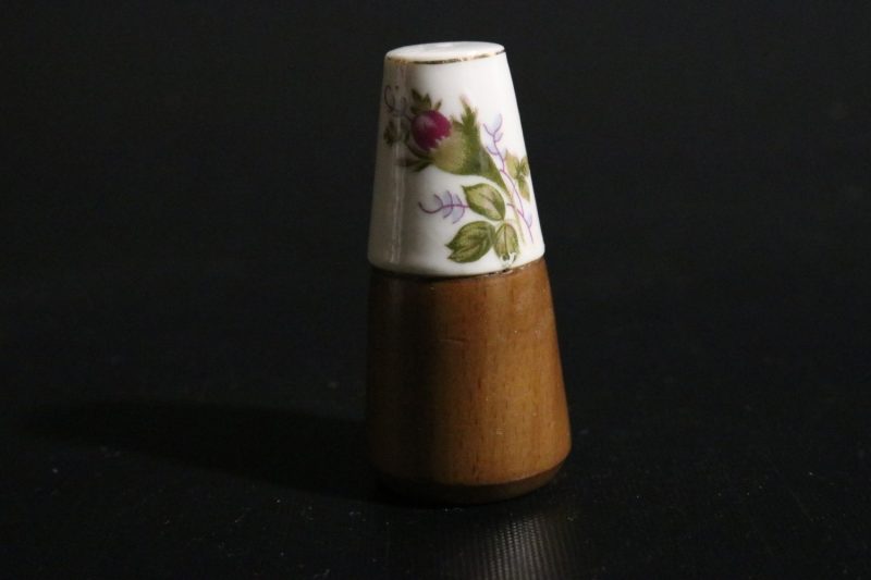 Unik Vintage Pepparkvarn i Trä och Porslin – Klassisk Design