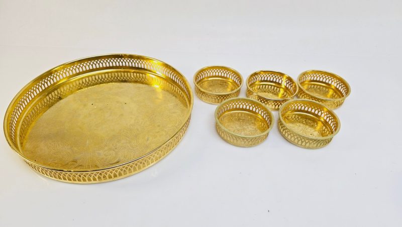 Elegant serveringsset med bricka och underlägg