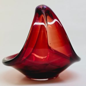 Rubinröd glasskål – Elegans och modern design i perfekt harmoni
