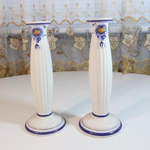 2st ljusstakar, vita med blomdekor, 25cm
