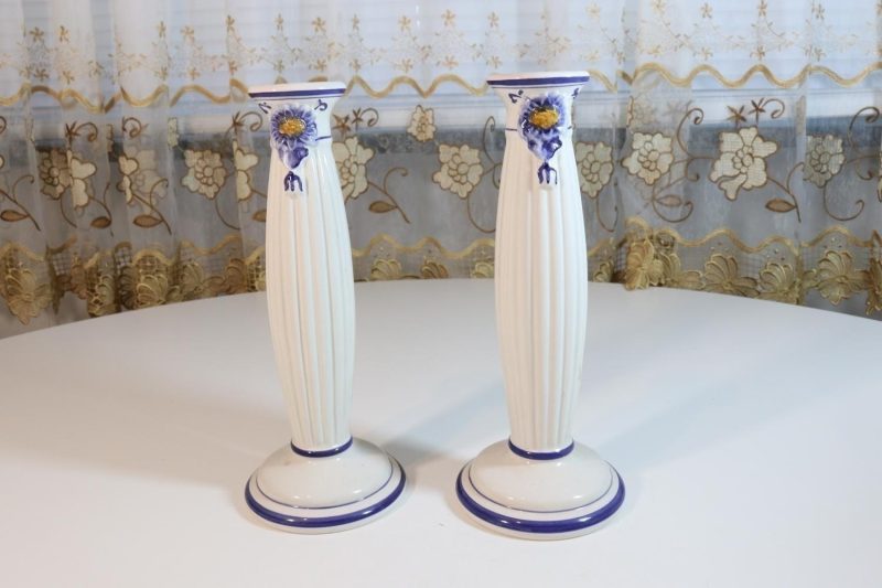 2st ljusstakar, vita med blomdekor, 25cm
