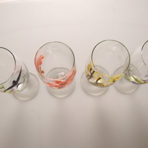 4st handmålade vinglas, signerade A.H