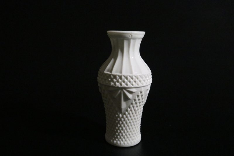 Vintage Vas i Opalinglas/Mjölkglas – Made in Taiwan