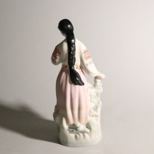 Traditionell porslinsfigur – Handmålad kvinna i folkdräkt