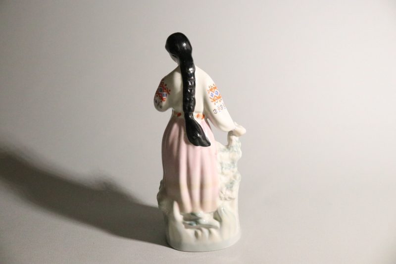 Traditionell porslinsfigur – Handmålad kvinna i folkdräkt