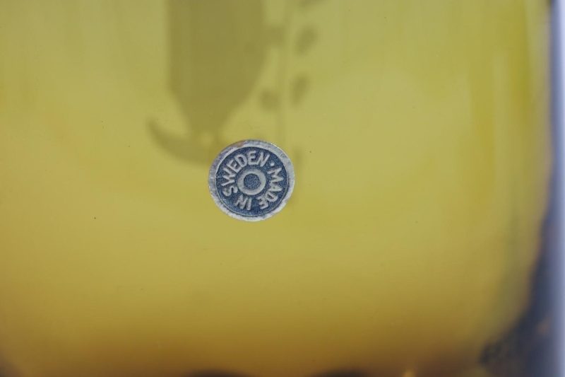 VAS, i färgat glas med etsad dekor -  25,5cm hög
