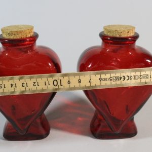 2st rubinröda glasflaskor med kork