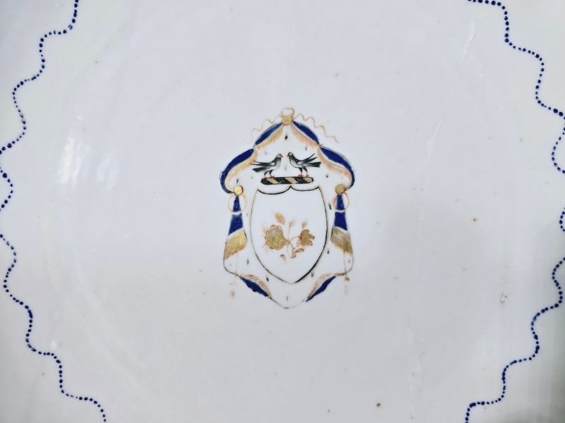 Kinesisk exportporslin armoriell middagstallrik, vapenporslin, cirka 1800