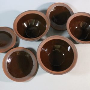 3st små karotter med lock, glaserad lergods