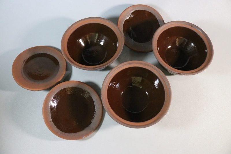 3st små karotter med lock, glaserad lergods