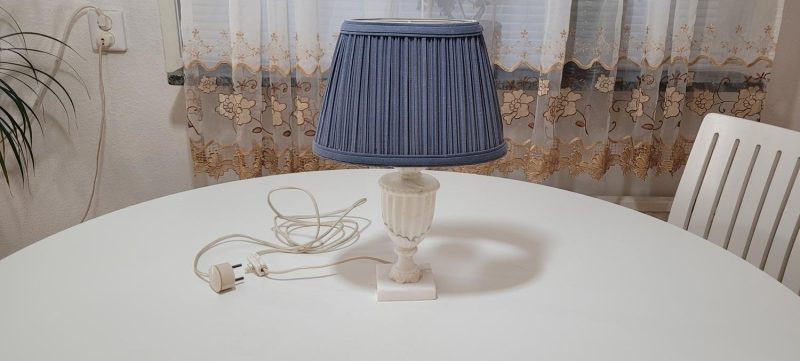 Bordslampa, Alabaster med blå skärm