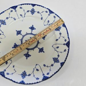 Elegant Djup Tallrik från Strå – Tidlös Blåvit Design
