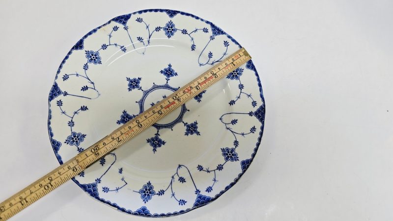 Elegant Djup Tallrik från Strå – Tidlös Blåvit Design