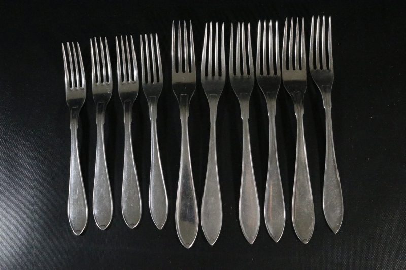 Set med 10 Gafflar i två olika Storlekar – Vintage Charm för Din Dukning