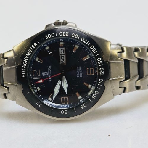 Elegant och Robust Festina-klocka i Titan – Perfekt för Aktiva och Stilmedvetna