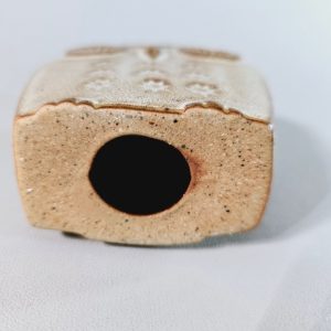 Uggla i lergods med glasyr enligt bilderna.  Ca 9 cm hög ca 4 cm djup