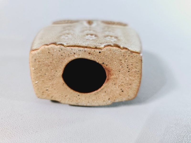Uggla i lergods med glasyr enligt bilderna.  Ca 9 cm hög ca 4 cm djup