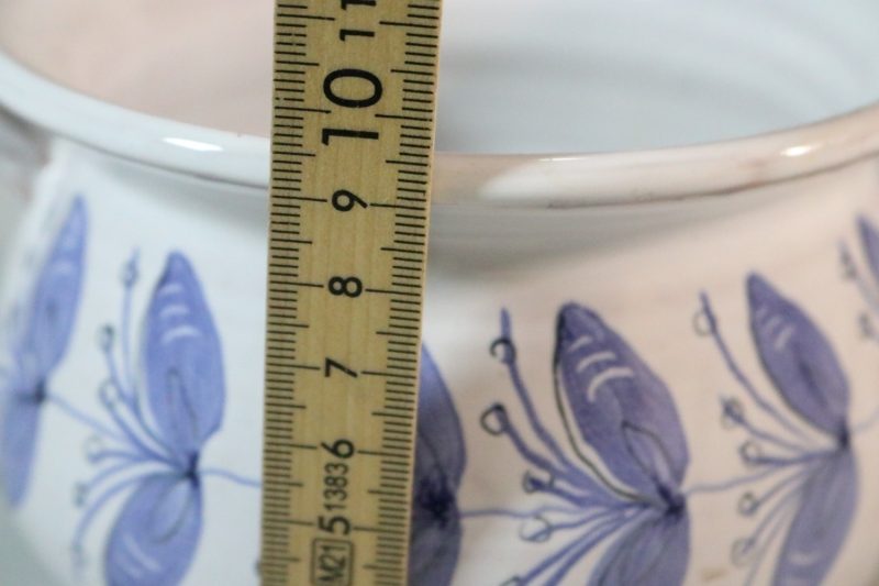 Kruka från Laholm keramik Sweden, vit med ljusblå dekor av blad - 2152