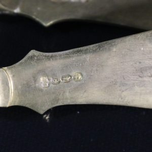 Elegant Antikt Set med Handsmidda Smörknivar i Nysilver