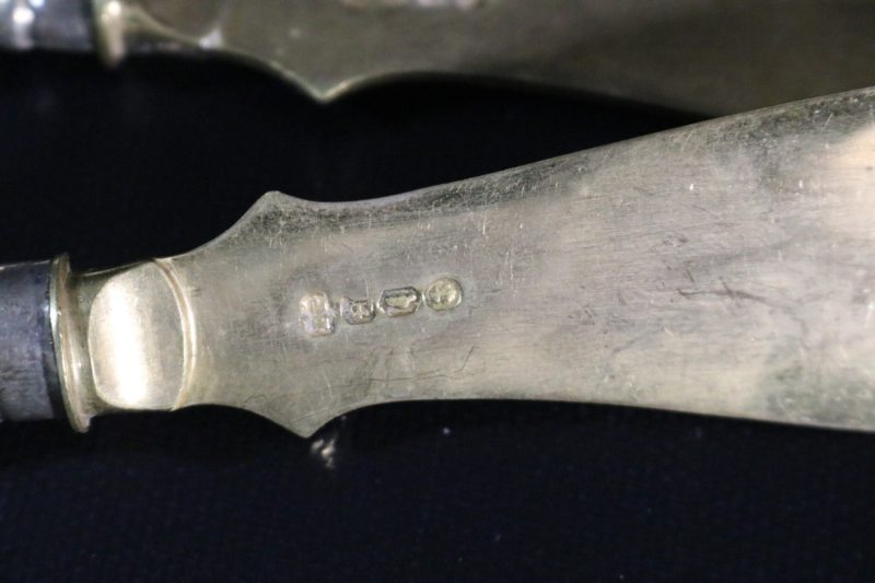 Elegant Antikt Set med Handsmidda Smörknivar i Nysilver