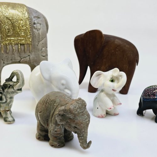 Samling av Dekorativa Elefantfigurer – Unik Blandning i Olika Material