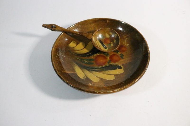 Handmålad träskål med sked – 20 cm i diameter