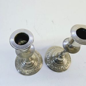 Elegant Silverfärgade Ljusstakar - Tidlös Charm för Din Inredning