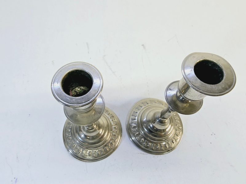 Elegant Silverfärgade Ljusstakar - Tidlös Charm för Din Inredning