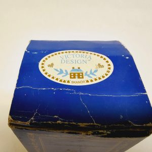 Charmig Porslinsfyr från Victoria Design – Skanör