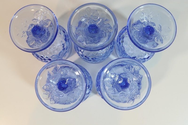 5st glas på fot, blå tonat glas med löv dekor, H=13cm D=6,5cm