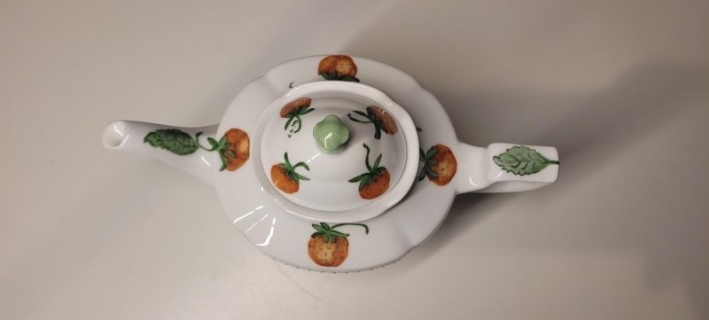 Vacker handmålad Tekanna, jordgubbar