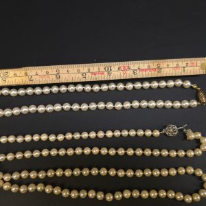 Klassiska Pärlhalsband med Silverlänk – Elegans och Tidlös Skönhet