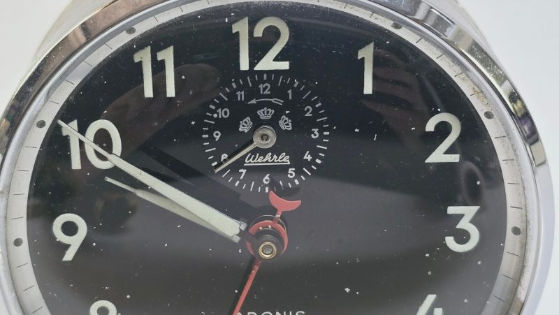 Vintage väckarklocka från Adonis – Retro stil och funktionalitet